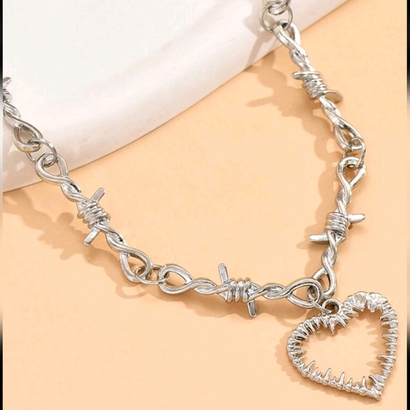 New Thorn Heart Pendant Necklace - Picture 3 of 4